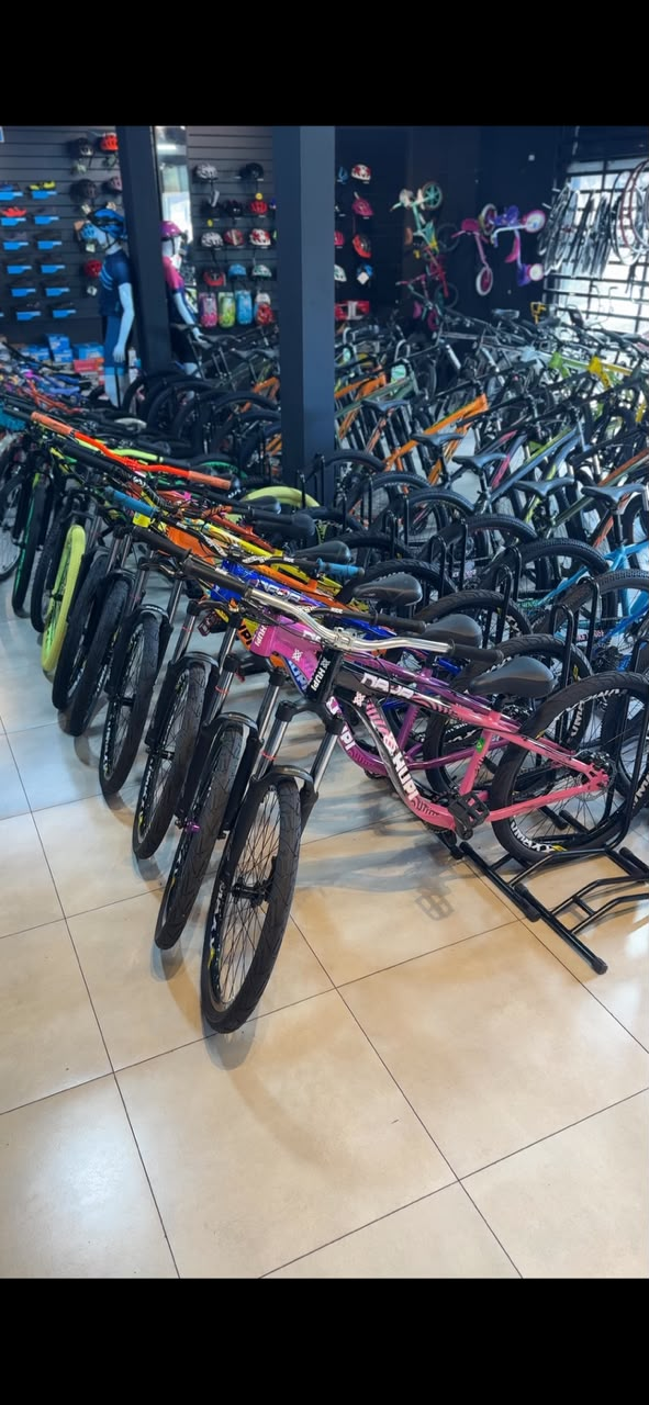 Capacetes, acessórios e bikes na Bike House