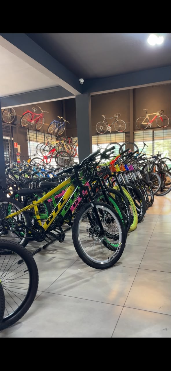 Interior da loja Bike House com bicicletas expostas